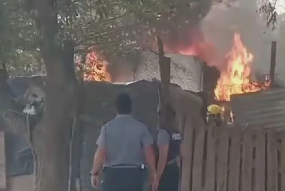 Gran incendio de una vivienda en la ciudad de Cipolletti: no se registró ningún herido