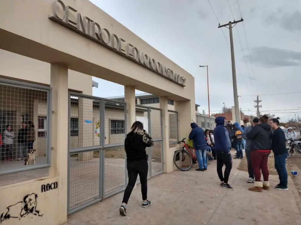 Educación recibirá propuestas para reinstalar el gas en el edificio del CEM 147 y la ESRN 152