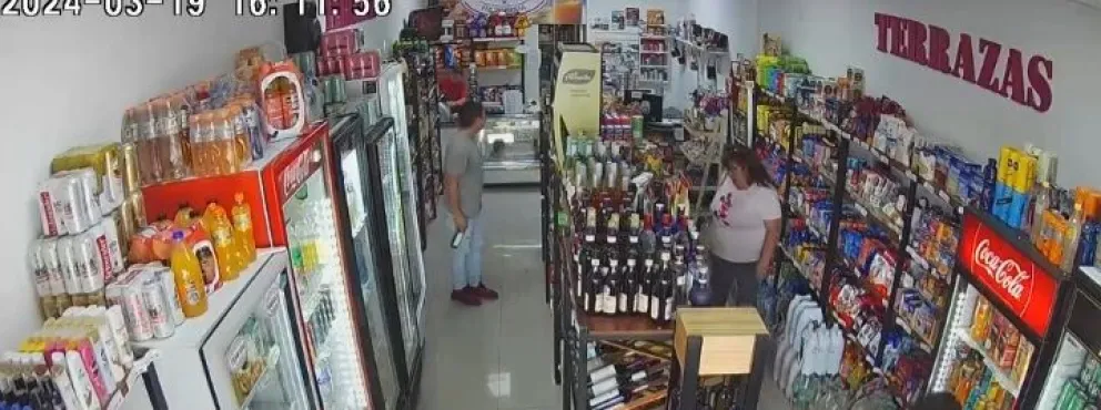 Descubrieron a una pareja de delincuentes mientras robaban en un mercado