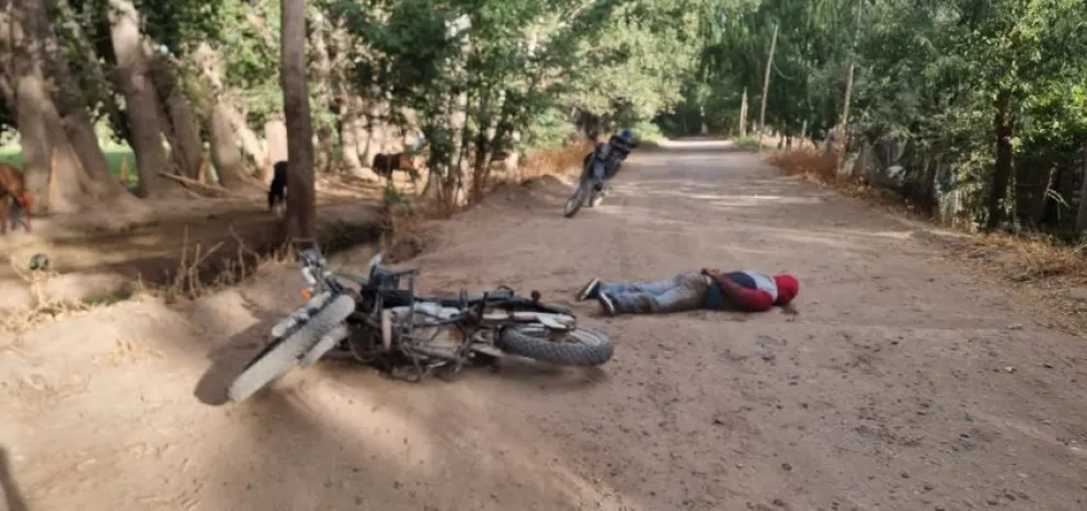 Insólito: andaba en una moto robada, se peleó con la policía y en la huida cayó al canal de riego