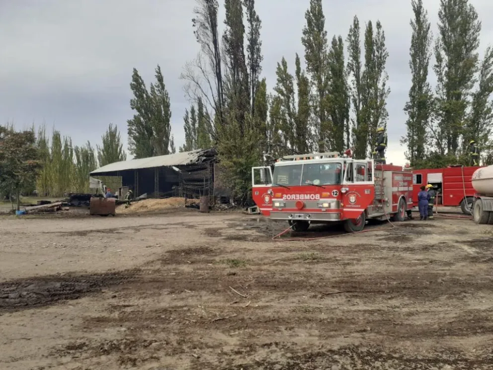Un gran incendio afectó una base de Pehuenche y un aserradero aledaño
