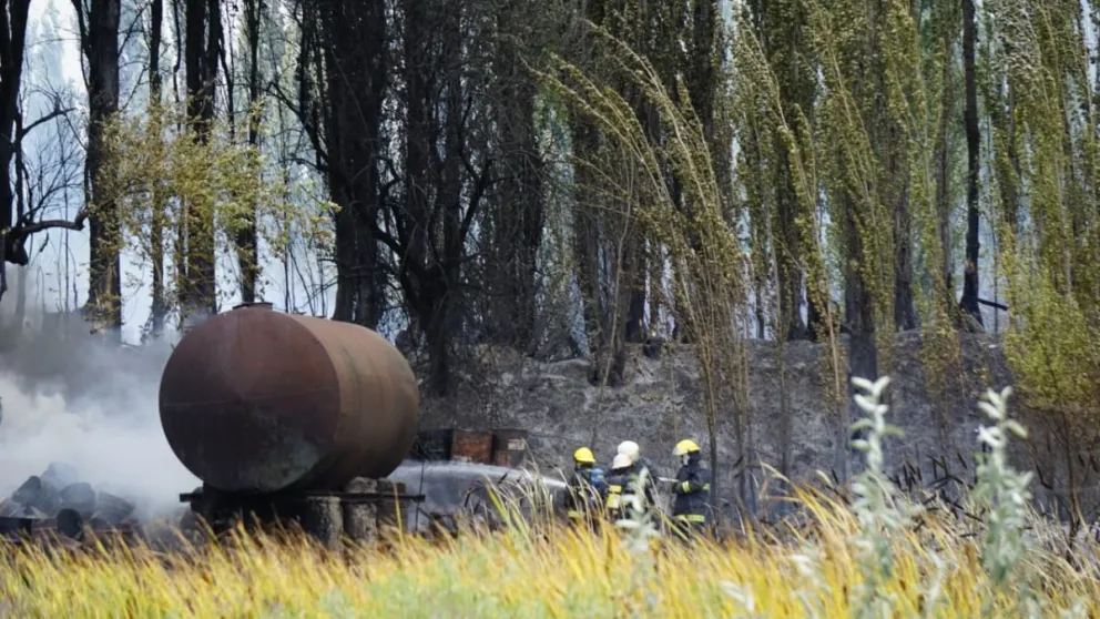 Un incendio casi genera la explosión de un tanque con combustible y provocó una nube tóxica 