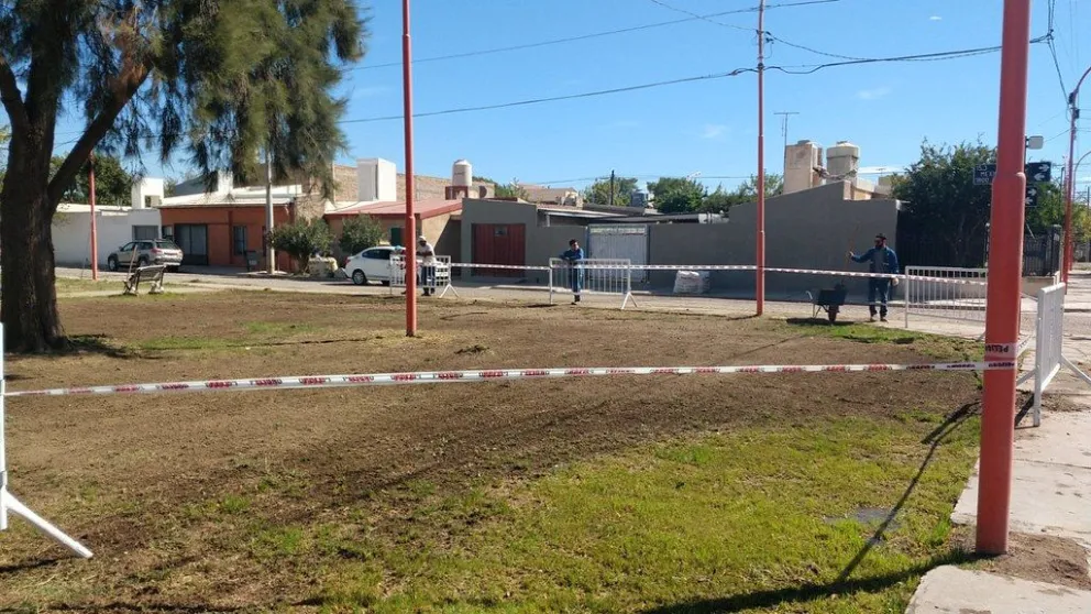 La Municipalidad realiza trabajos de resiembra y mejoras en las plazas de la ciudad