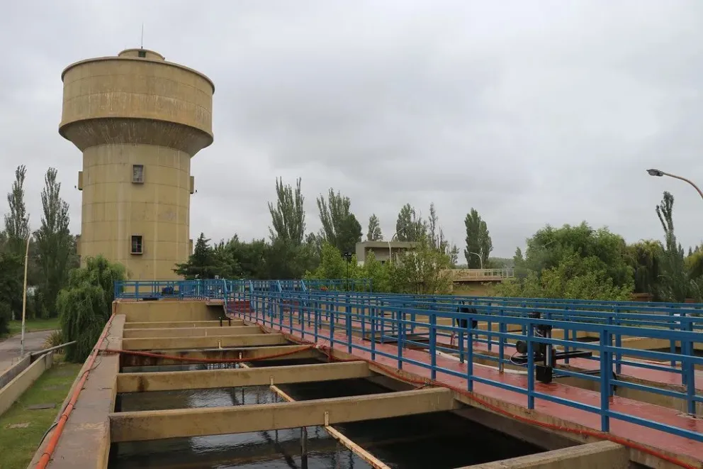 Una falla eléctrica en el tablero principal sacó de funcionamiento a la planta potabilizadora. A cuidar el agua.