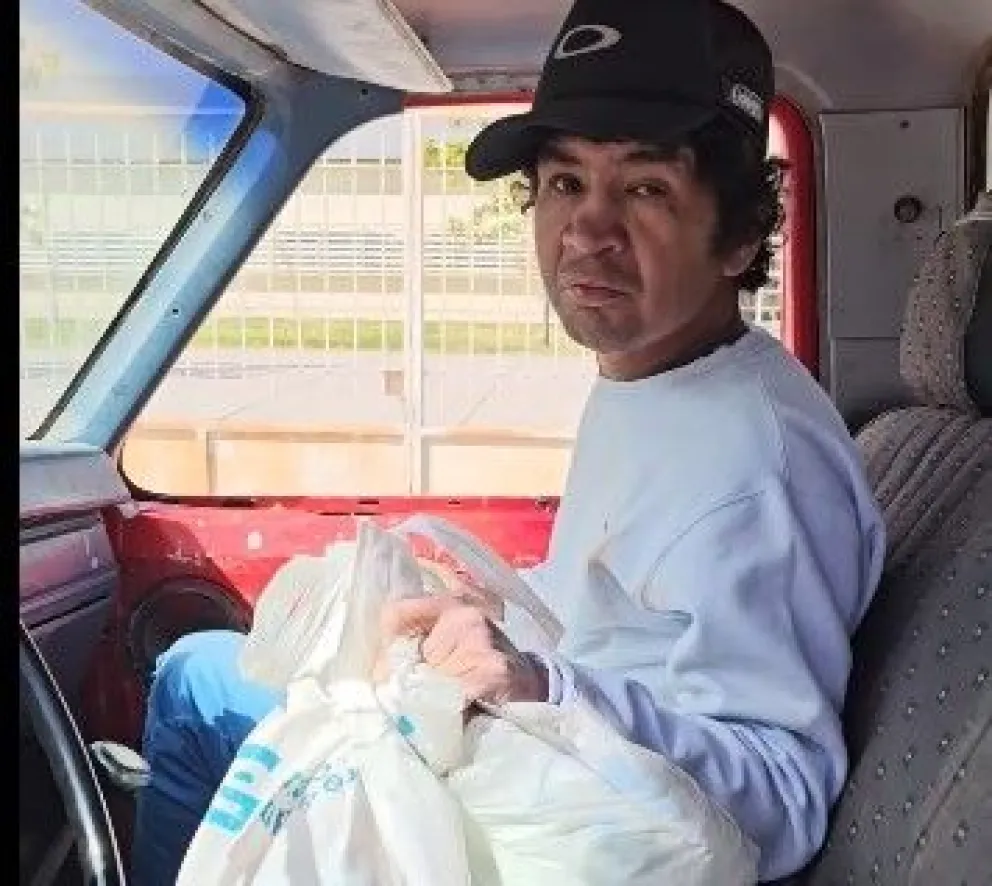 Estaba robando en una camioneta afuera del Hospital y fue escrachado en un video 