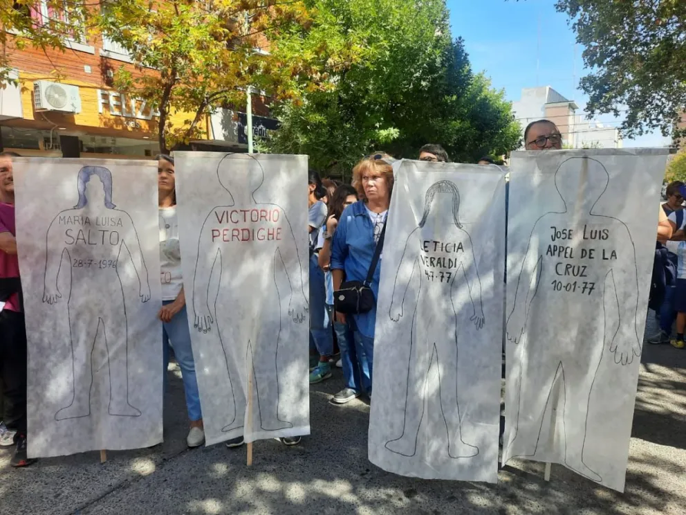 Organismos de derechos humanos denunciaron que los estuvieron filmando en la plaza