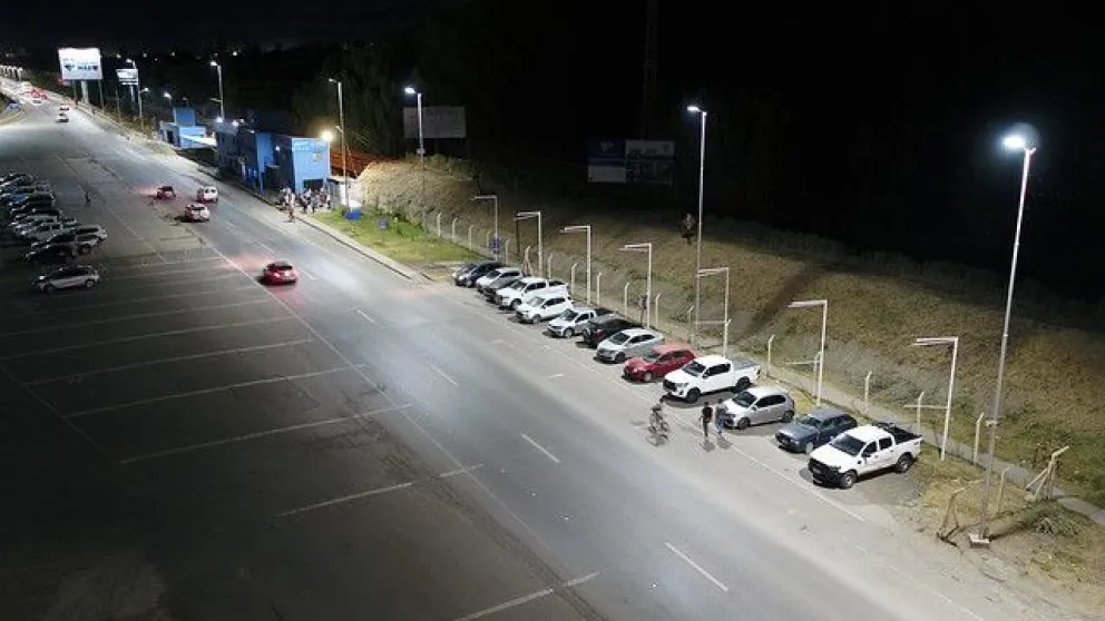 Volvió la iluminación en el puente en el ingreso a Cipolletti