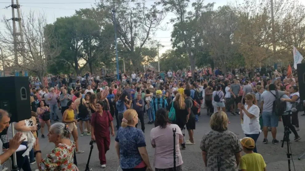 Multitudes acompañaron a los trabajadores de la salud en los abrazos al Hospital