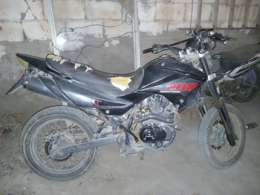 Recuperan moto y detienen a un sujeto robando cables en el Ato Valle