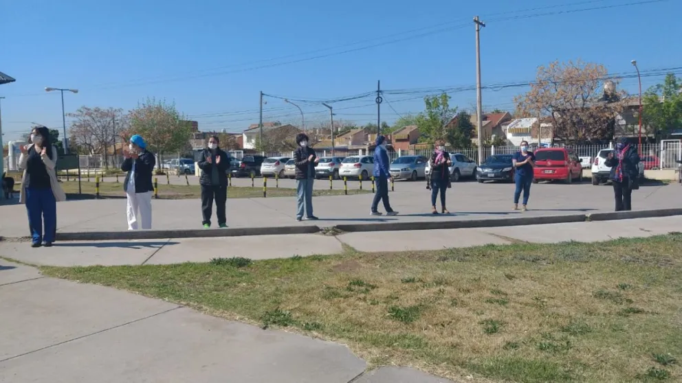 Trabajadores de la salud y vecinos se autoconvocan a un abrazo simbólico por la salud en Cipolletti