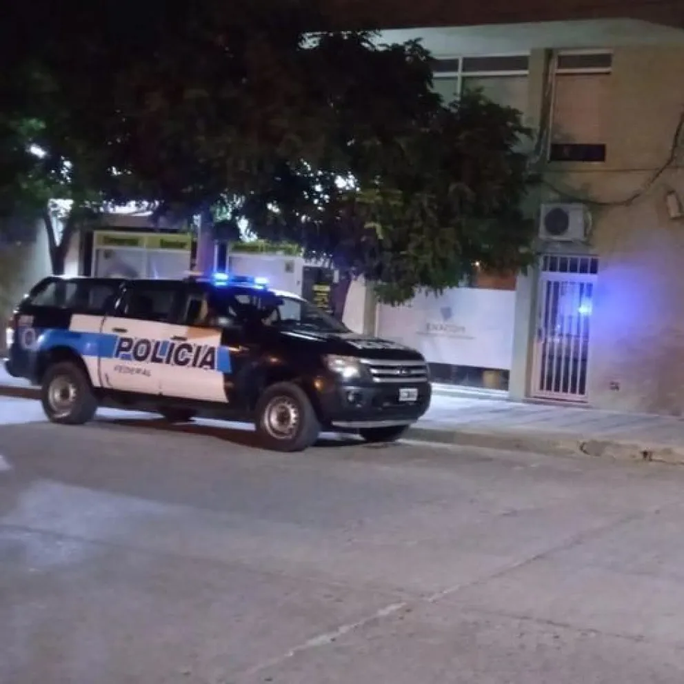 La delegación del Enacom, custodiada por un patrullero de la Federal