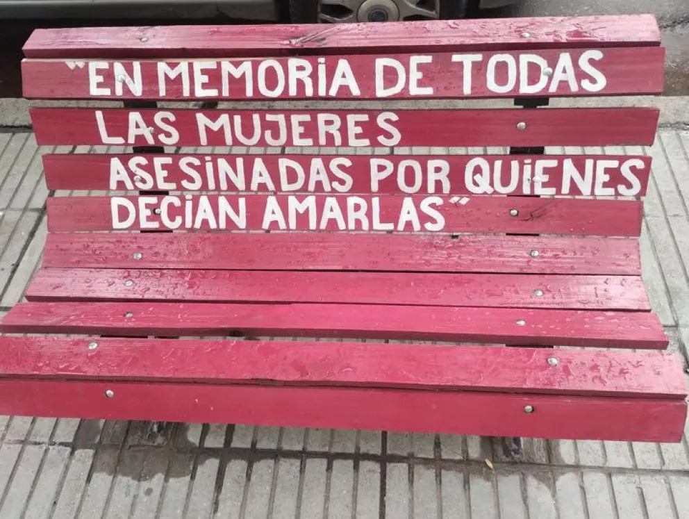 Un banco rojo para recordar a Agustina y a todas las víctimas de violencia