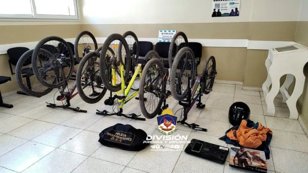 Luego de un allanamiento, detuvieron a tres sospechosos y recuperaron varios objetos robados