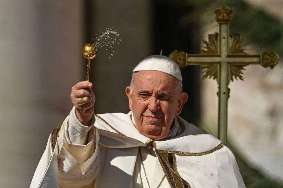 Pese a su estado de salud, el Papa Francisco presidió la vigilia pascual