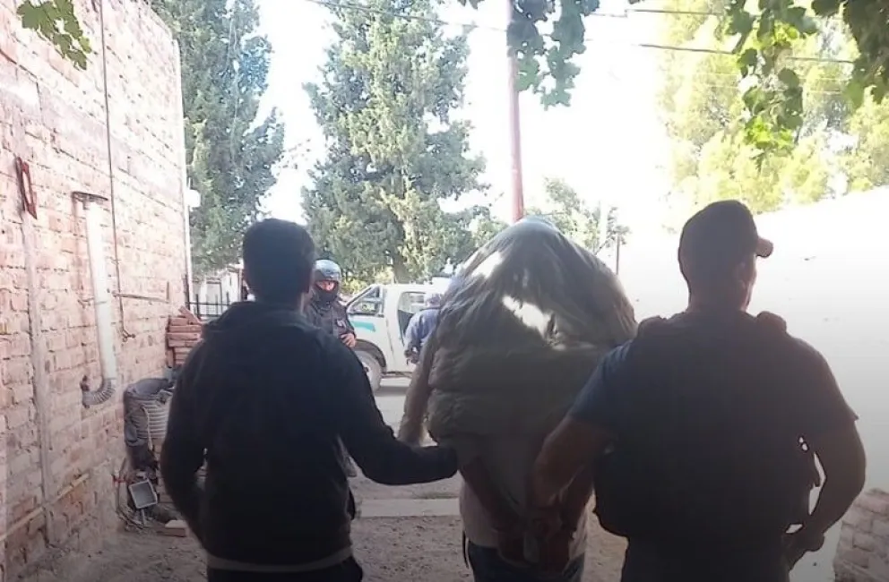 Detienen al sospechoso de un homicidio y allanan una comisaría en el Alto Valle