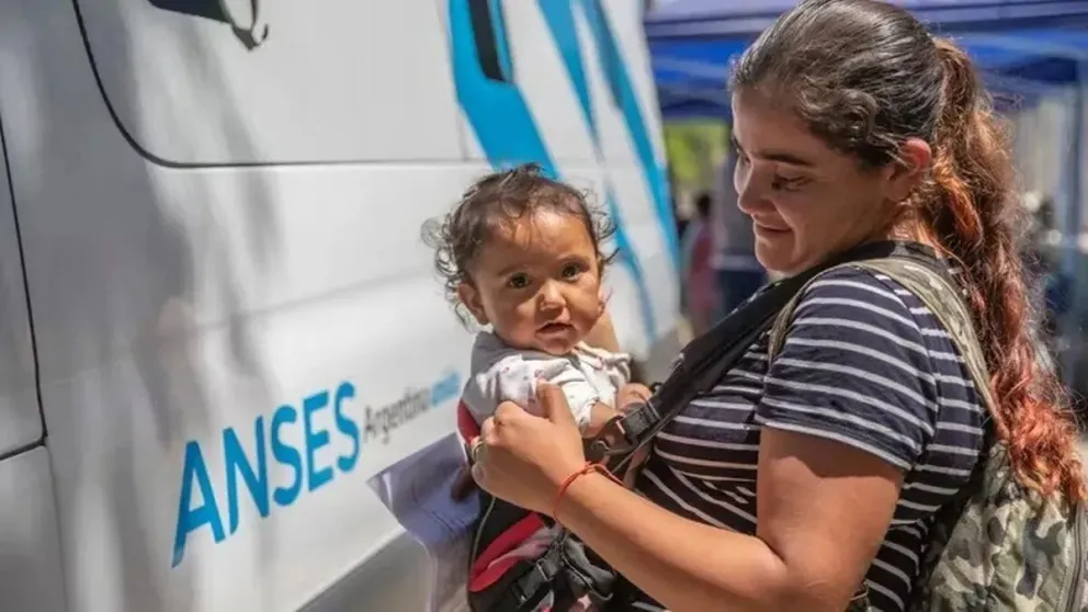 AUH y asignaciones familiares: cuánto se cobra en abril y en qué fecha