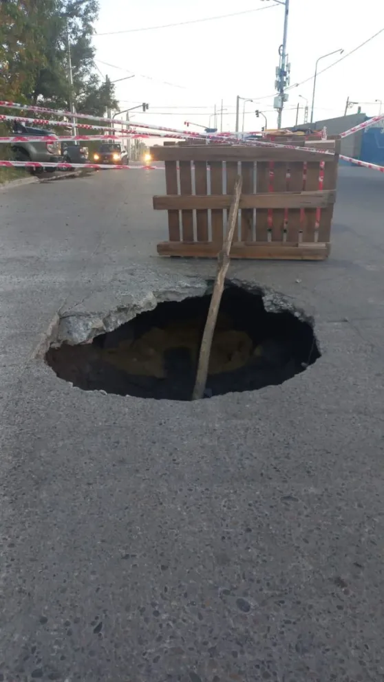 Se hundió un tramo del asfalto y quedó un enorme socavón en plena calle