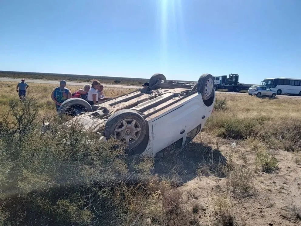 Vuelco sobre Ruta 22 en cercanías de Choele Choel: una mujer fue derivada con importantes lesiones