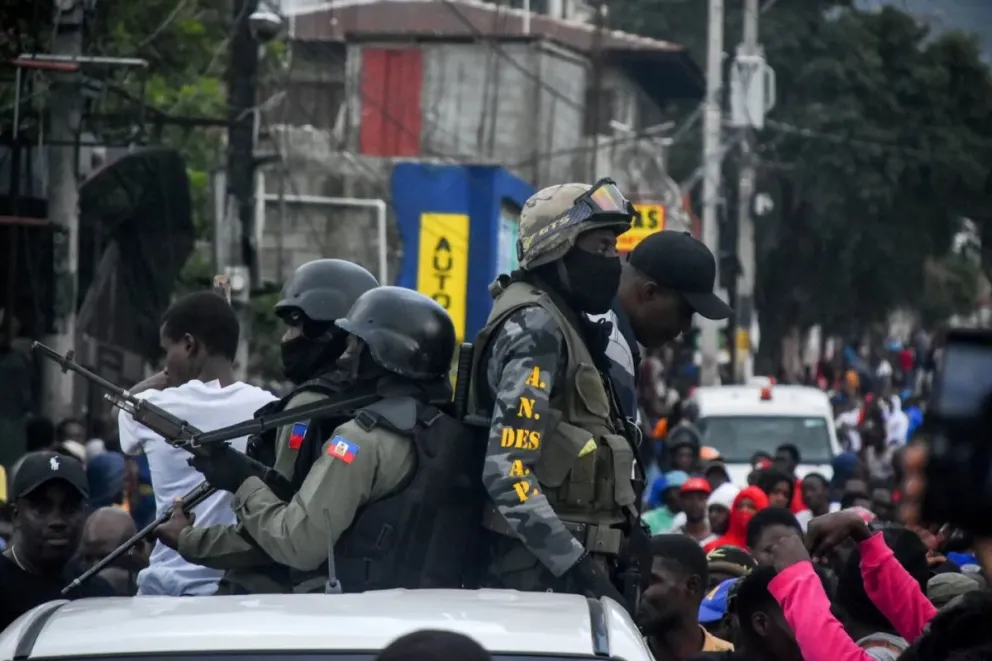 Haití: un grupo armado atacó el Palacio Nacional y hay al menos cinco policías heridos