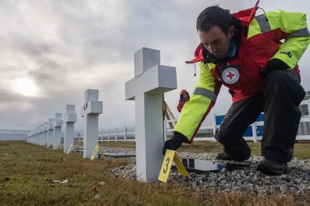 Cómo fue la tarea para que soldados enterrados en Malvinas dejaran de ser "sólo conocidos por Dios"