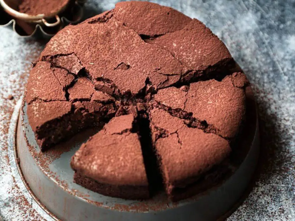 Súper fácil: torta de chocolate sin harina, azúcar, ni horno 