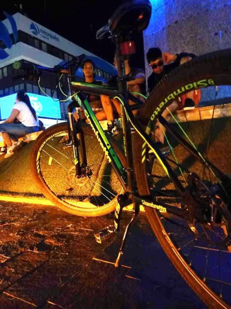 Menores de edad a punta de pistola le robaron su bicicleta