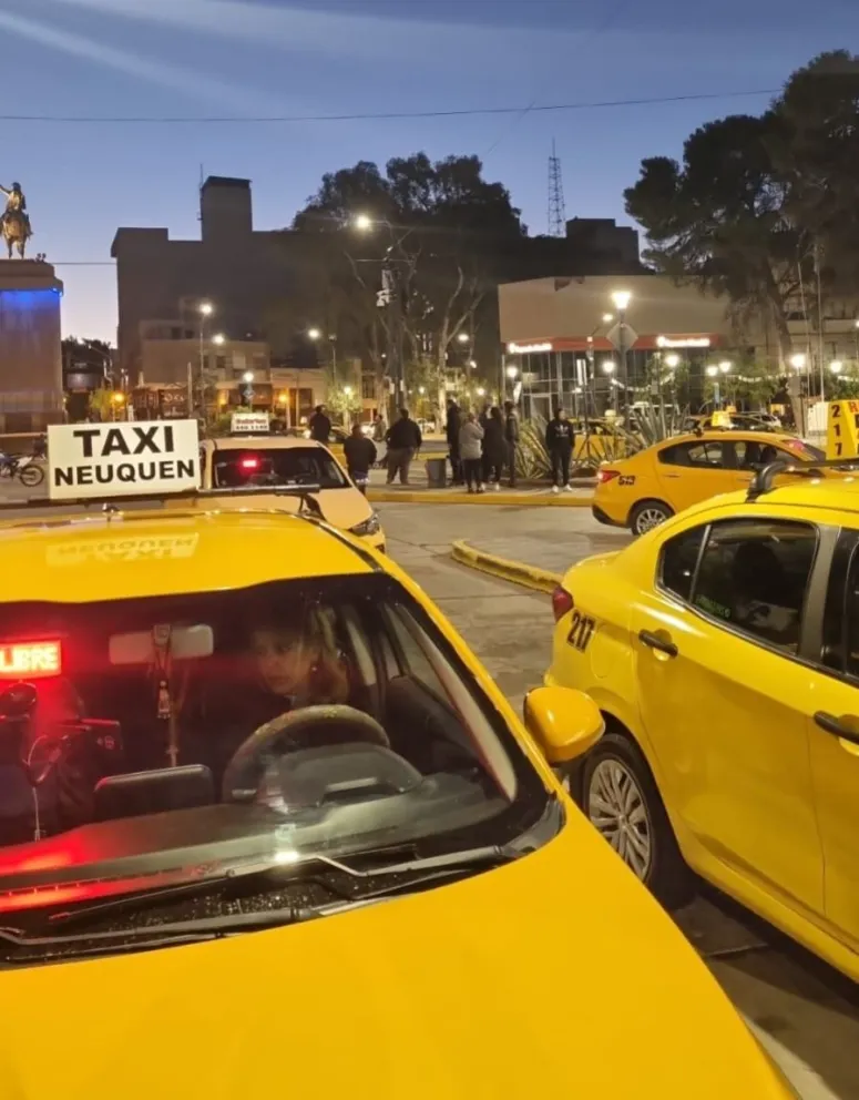 Taxistas de Neuquén protestan contra Uber por falta de controles municipales