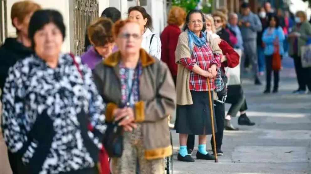 El Gobierno incrementó el tope de ingresos para que jubilados puedan acceder al bono de $70.000
