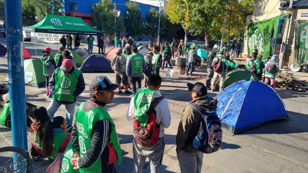 ATE acampó contra los despidos y debate la profundización de las medidas en las próximas horas
