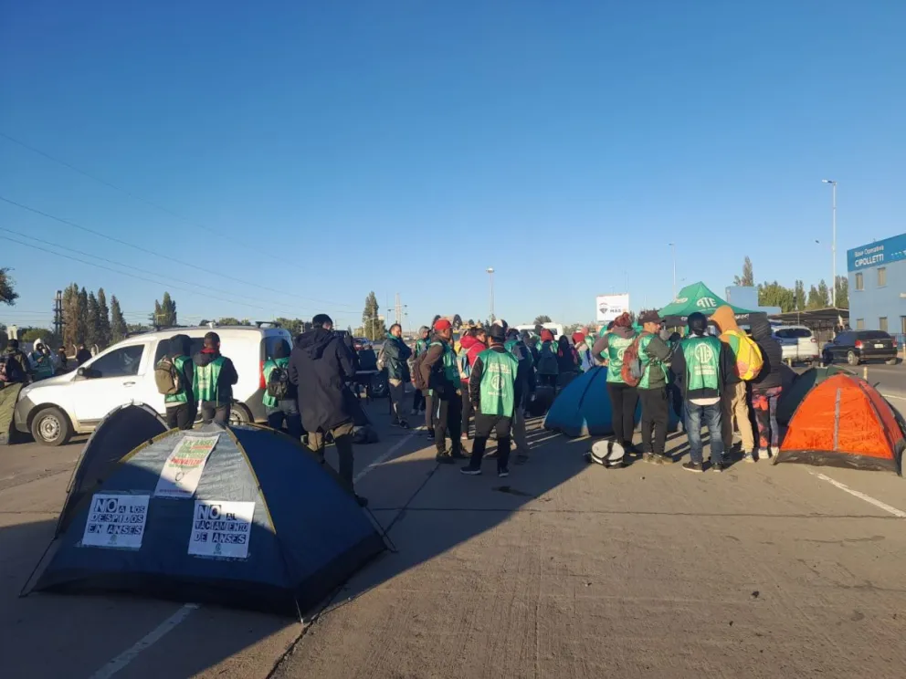 Puentes Cipolletti - Neuquén: acampe de ATE por despidos en Vialidad Nacional