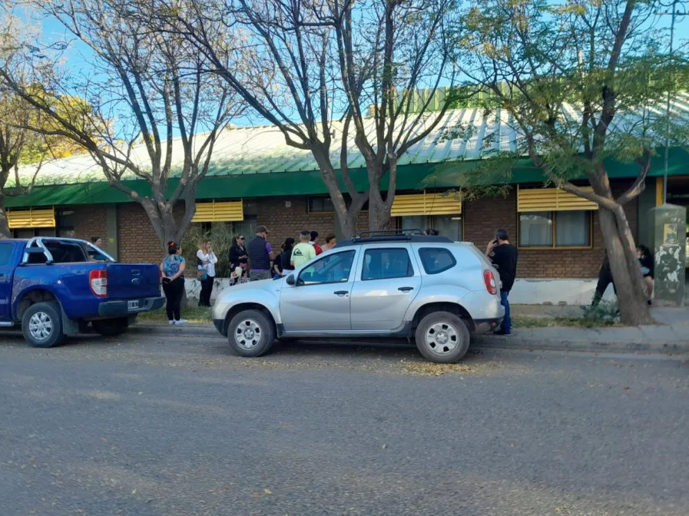 Los padres reclaman respuestas ante la falta de información y piden retomar las clases