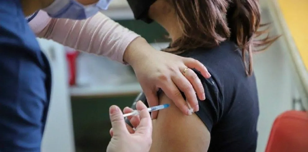 La jefa del vacunatorio, Daniela Salinas, remarcó la importancia de reforzar los esquemas a los 5 y 11 años. Foto archivo