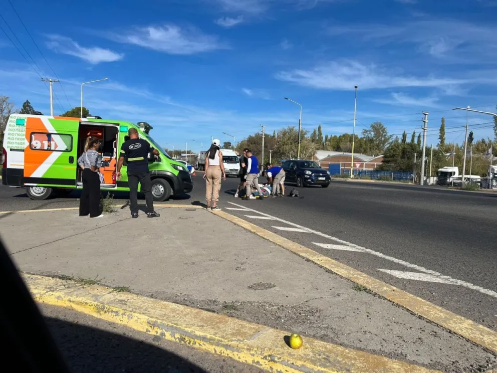 Fuerte colisión entre una moto y un auto en el ingreso a Cipolletti 