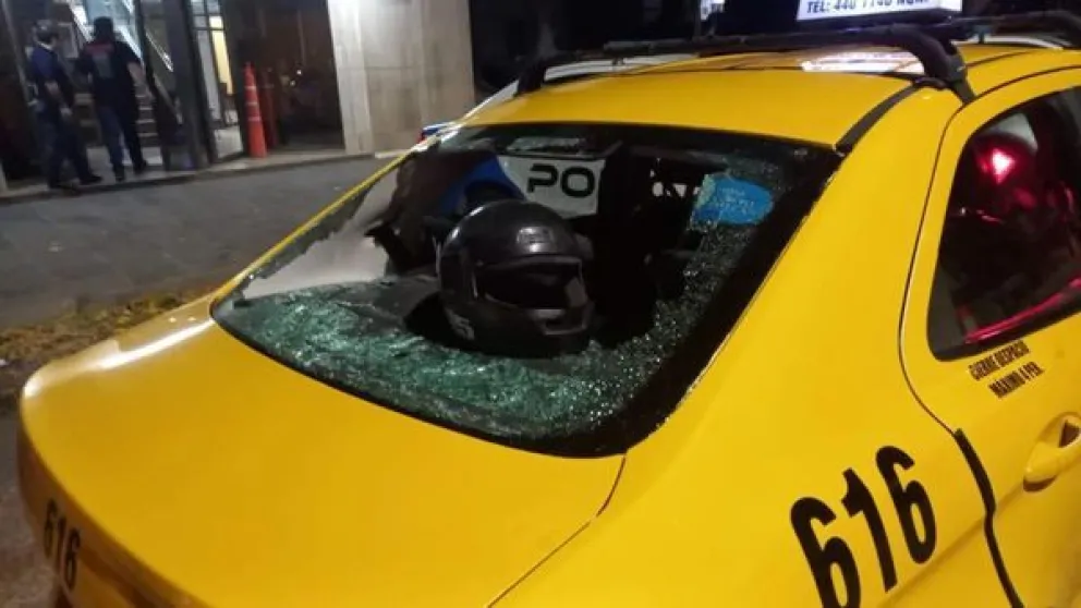 Por una discusión de tránsito: taxista y motociclista se pelearon violentamente