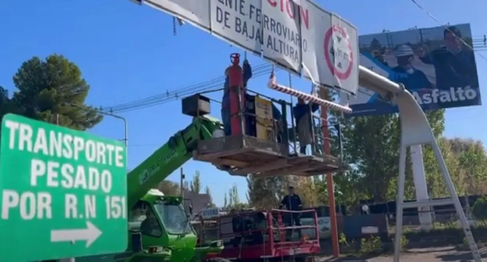 La Municipalidad comenzó a colocar limitadores para proteger el puente ferroviario 
