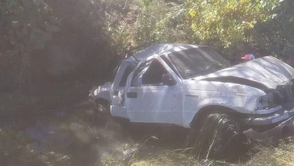 Camioneta cae al canal tras perder el control en la calle Vélez Sarsfield