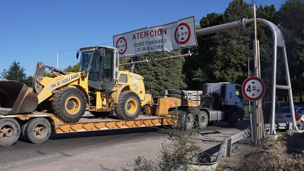 Habrá multas de hasta 6.5 millones de pesos para los camiones que no respeten la altura del puente ferroviario