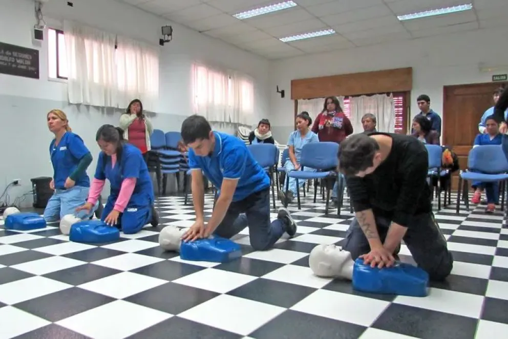 Taller sobre RCP y uso de desfibriladores en Bomberos