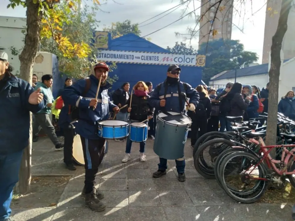Los municipales profundizan las medidas de fuerza en reclamo de aumentos salariales