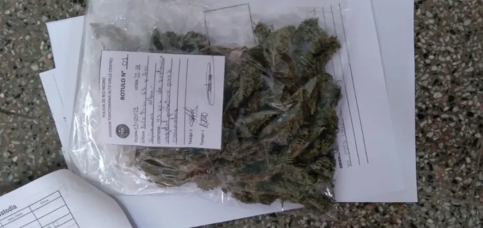 Llevaban frascos y no de perfume, fueron detenidos con marihuana