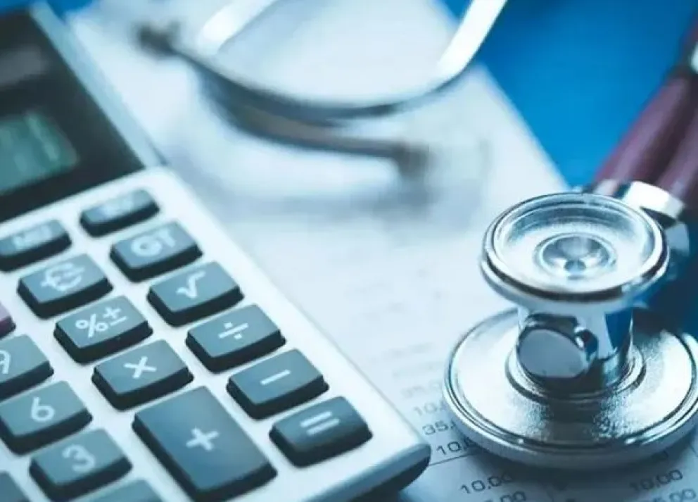 El Gobierno ordenó retrotraer las cuotas de prepagas a diciembre de 2023