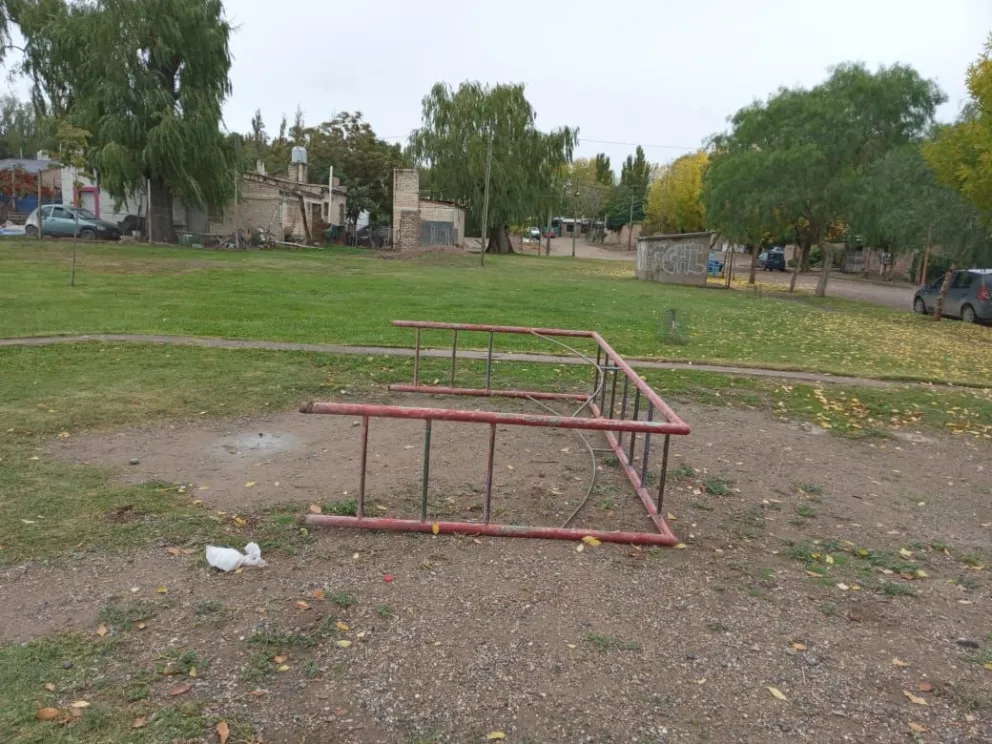 Vandalizaron juegos y la iluminación de la plazoleta en las 150 Viviendas