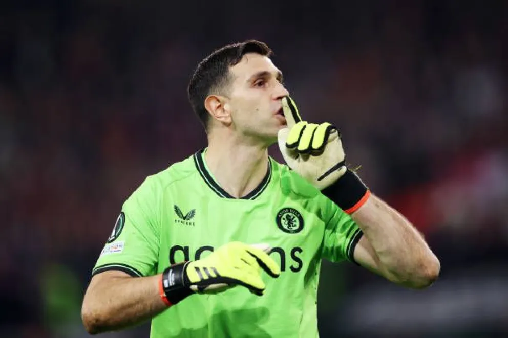 ¡Show del “Dibu” Martínez en Francia! Decisivo para la clasificación del Aston Villa