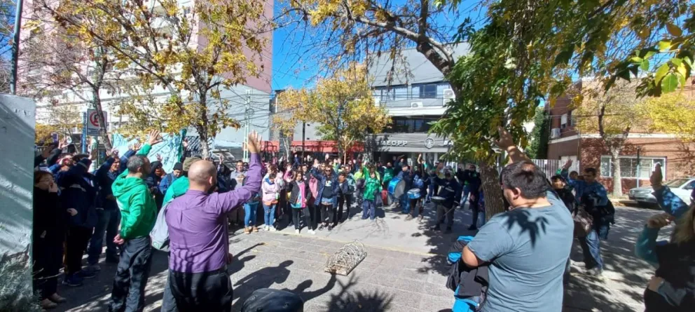 UPCN, ATE y SOYEM siguen medidas de fuerza en la Municipalidad de Cipolletti y amenazan con un paro