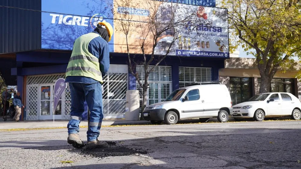  En Cipolletti, la semana inició con bacheo y asfalto en caliente en diferentes sectores