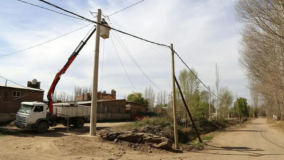 Avanzan los trabajaros para la regularización eléctrica en Nueva Esperanza
