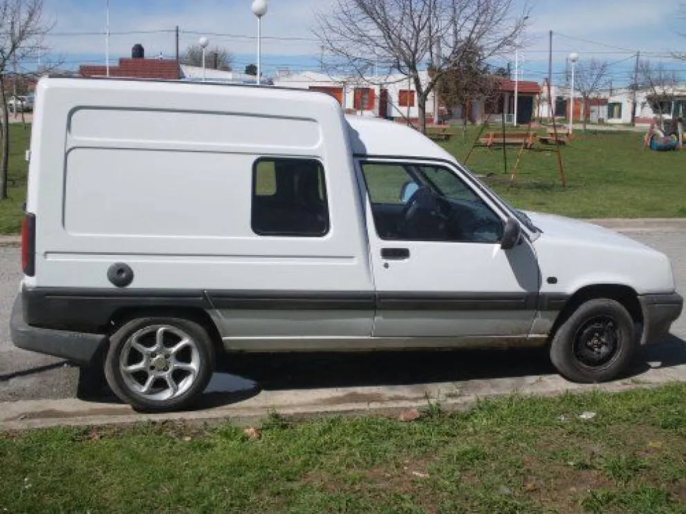 Robaron una Kangoo para abandonarla cerca de una plaza