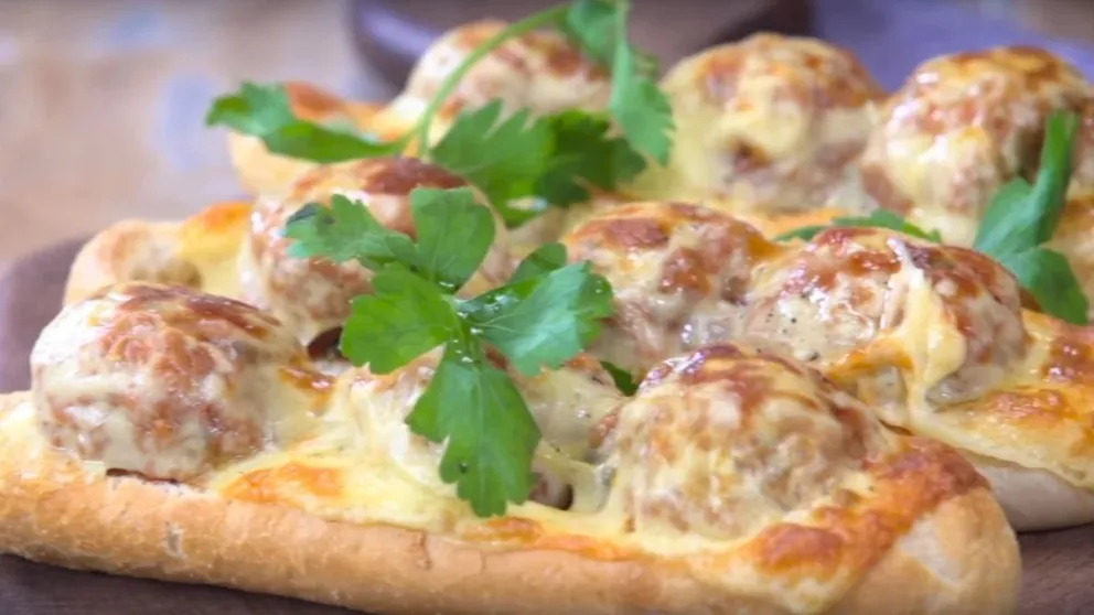 Riquísima e increíble combinación: pan relleno de albóndigas