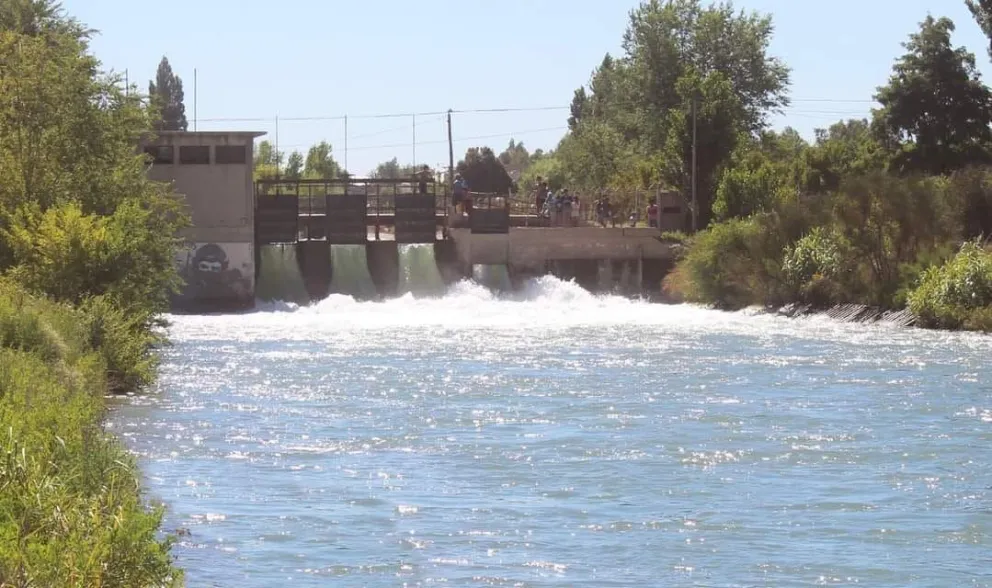 Investigan la aparición de un cuerpo en descomposición en la usina hidroeléctrica 