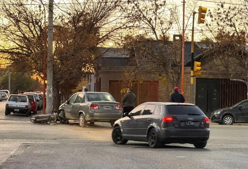 La complicación de cruzar Mengelle en hora pico: exceso de velocidad y semáforo que no funciona
